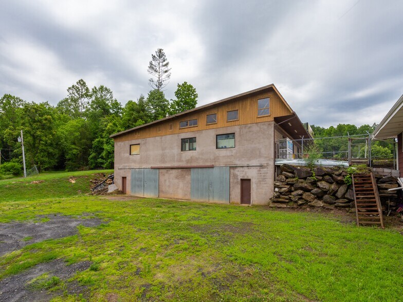 More Photos Of 395 Crimson Laurel Way, Bakersville Freestanding For Sale
