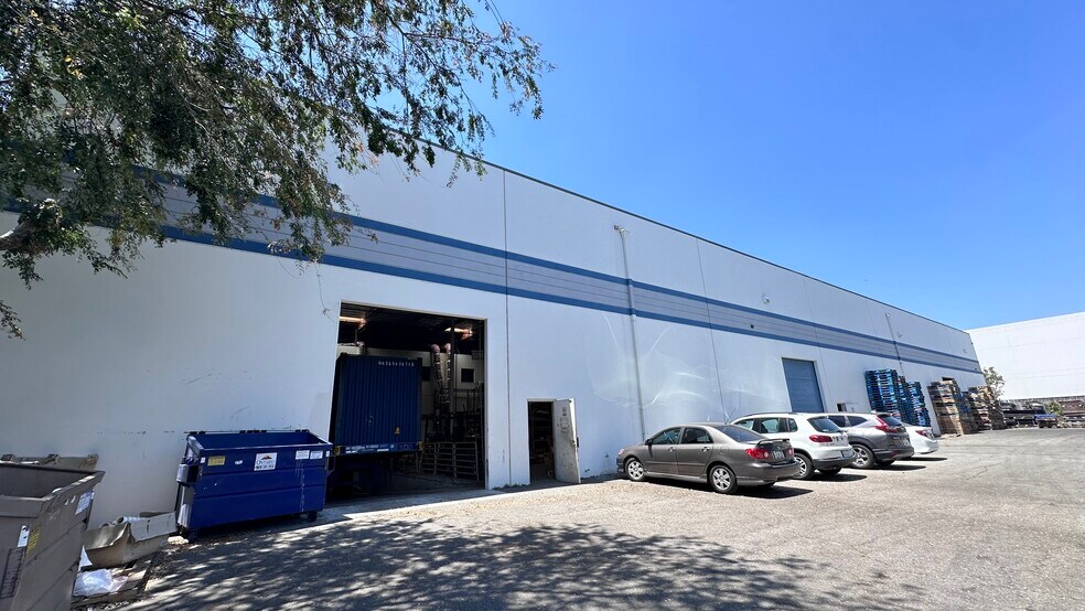 More Photos Of 2311 E Locust St, Ontario Warehouse For Sale