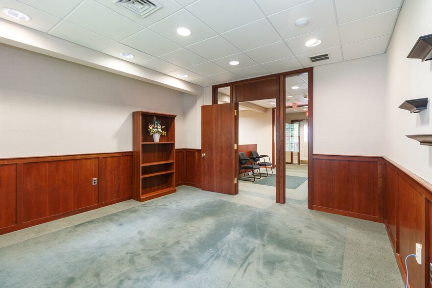 More Photos Of 683 Main St, Osterville Office For Sale