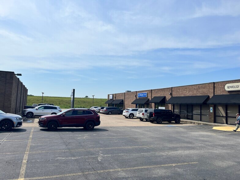 More Photos Of 403 S Poplar St, Searcy Storefront Retail Office For Lease