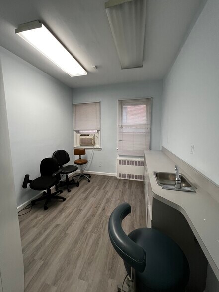 More Photos Of 238 Beach 20th St, Far Rockaway Medical For Lease