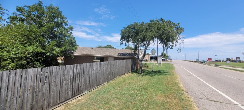 More Photos Of 216 Texas St, Cedar Hill Office For Lease