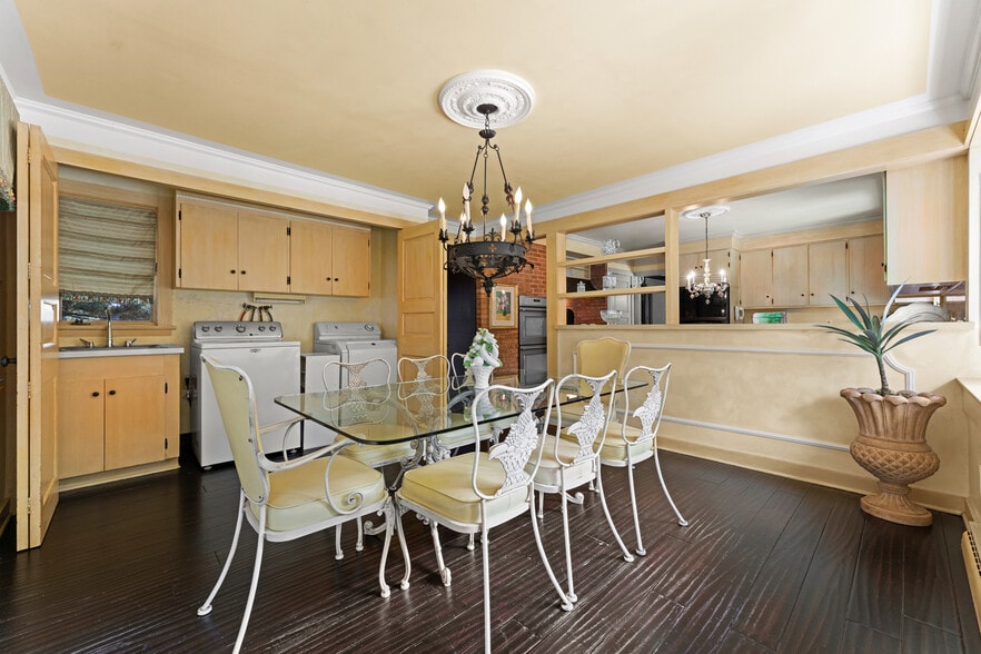 More Photos Of 550 Warner rd, Vienna Specialty For Sale