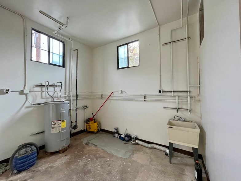 More Photos Of 1730 NE Broadway St, Portland Storefront For Lease