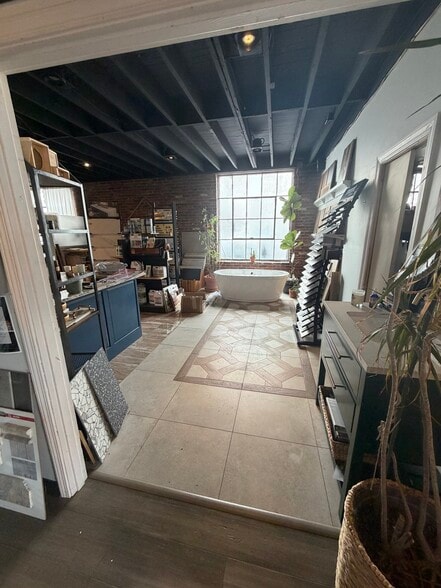 More Photos Of 133 Breckenridge Ln, Louisville Freestanding For Lease