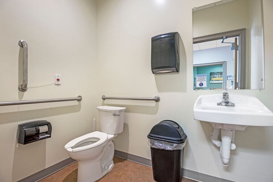 More Photos Of 4275 Western Blvd, Jacksonville Medical For Sale