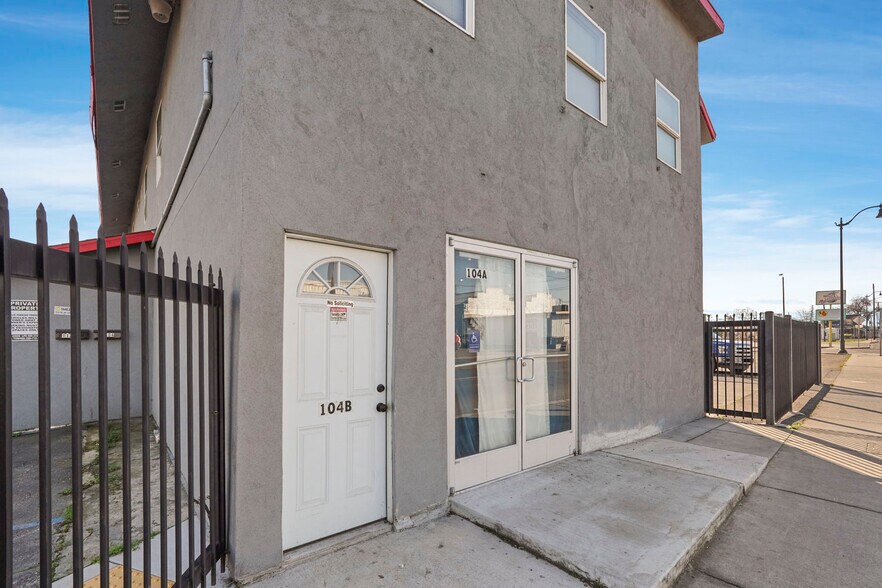 More Photos Of 104 E Lodi Ave, Lodi Storefront Retail Office For Sale