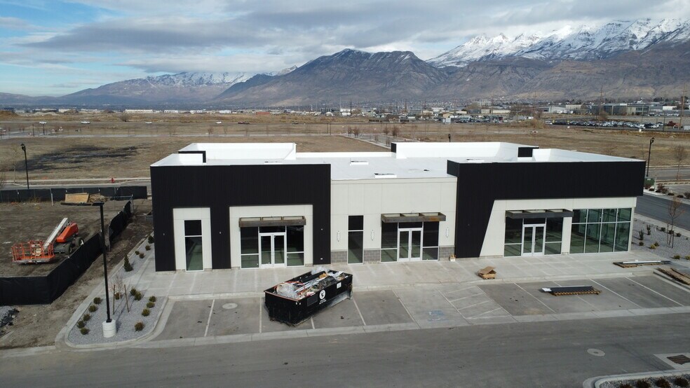 More Photos Of 634 N Mill Road, Vineyard Storefront Retail Office For Lease