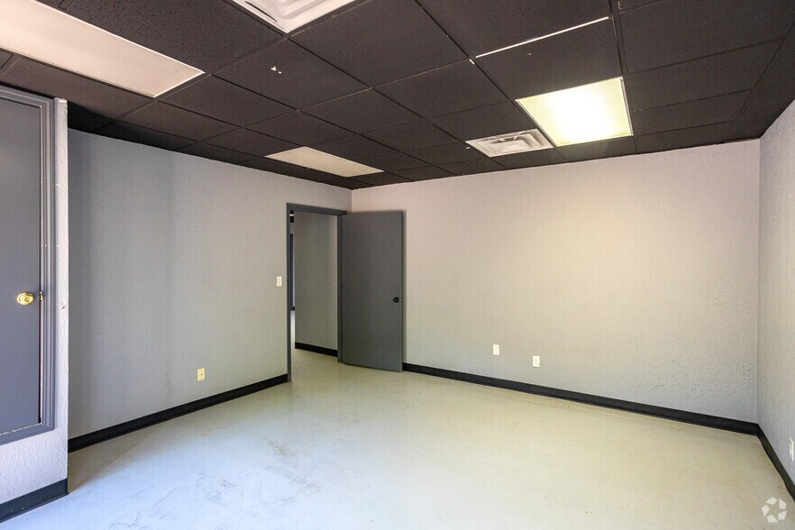 More Photos Of 7901 NE 10th St, Midwest City Office For Sale