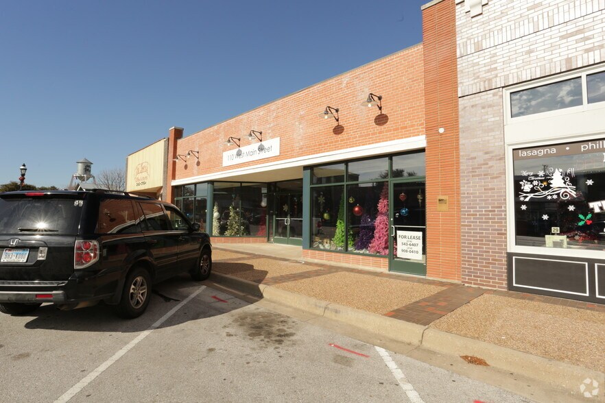 More Photos Of 110 W Main St, Grand Prairie Storefront For Lease