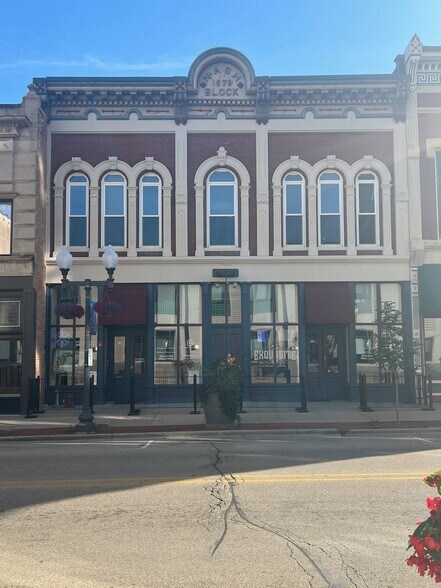 More Photos Of 418-420 E State St, Rockford Storefront For Lease