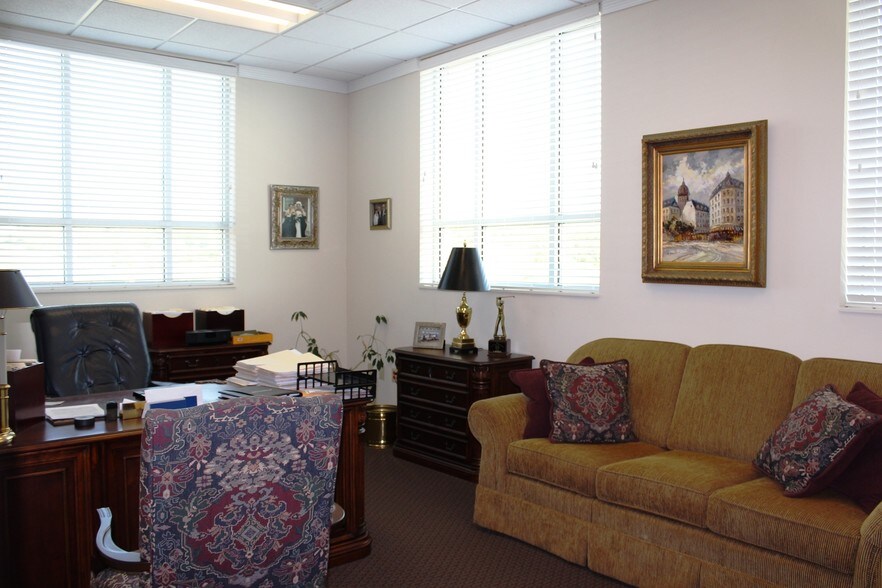 More Photos Of 9721 Cogdill Rd, Knoxville Office For Sale