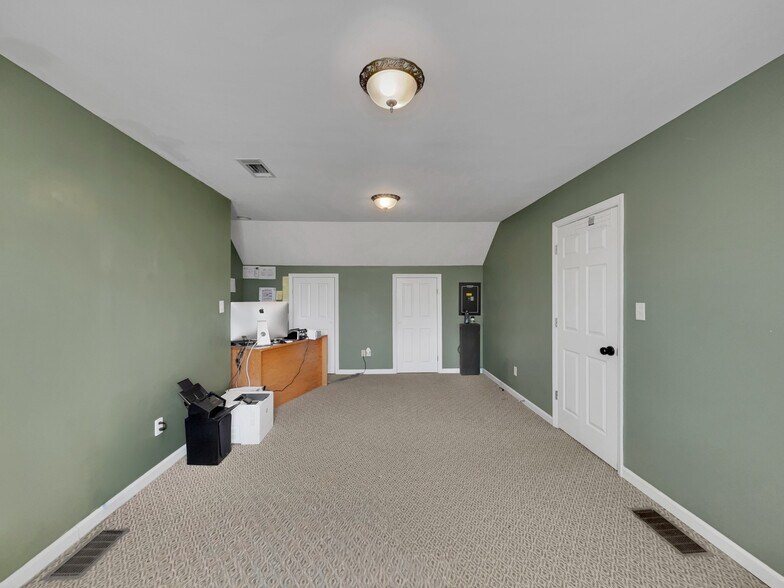 More Photos Of 9 Callaway Dr, Crawford Restaurant For Sale