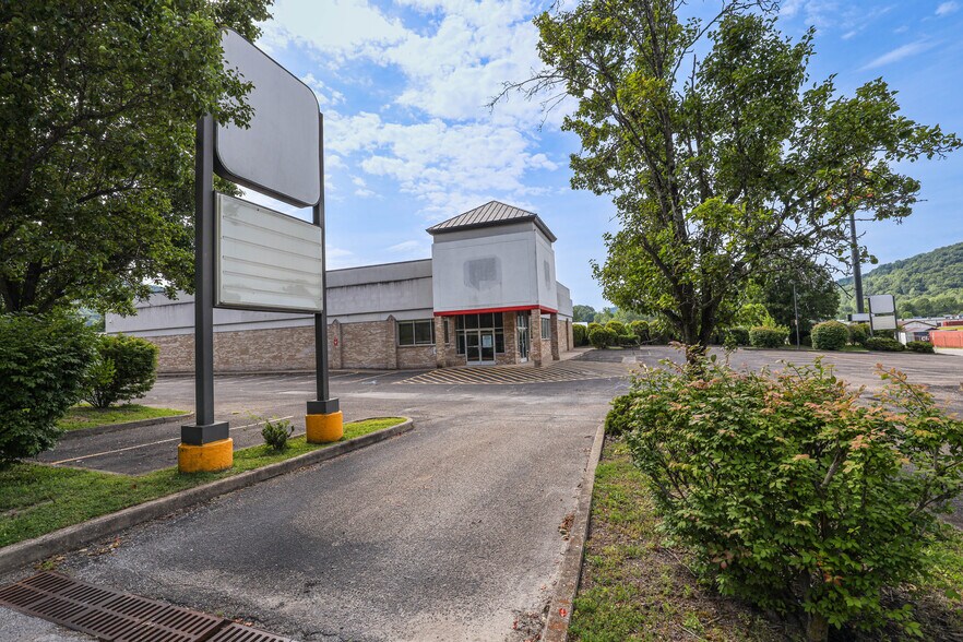 More Photos Of 902 N Lewis St, Glenville Drugstore For Lease