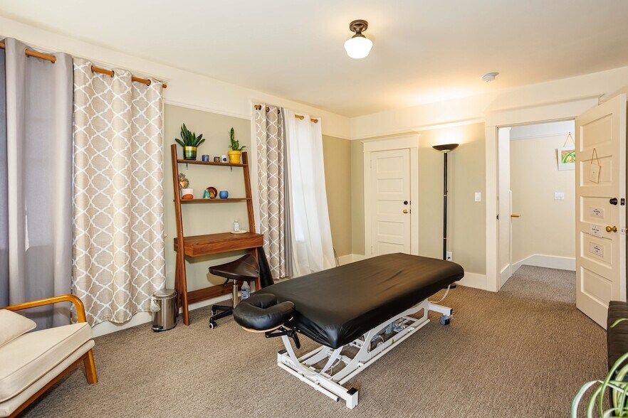 More Photos Of 510 NE Dekum St, Portland Office For Sale