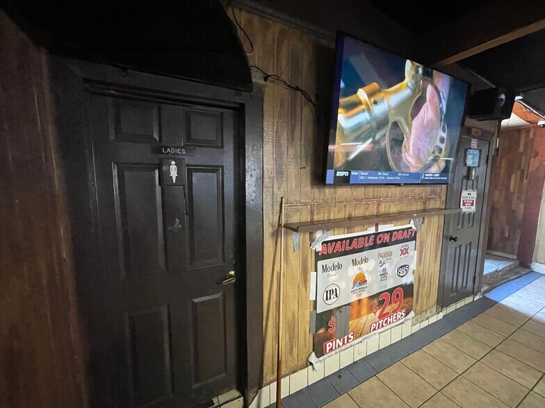 More Photos Of 8554 Washington Blvd, Culver City Bar For Sale