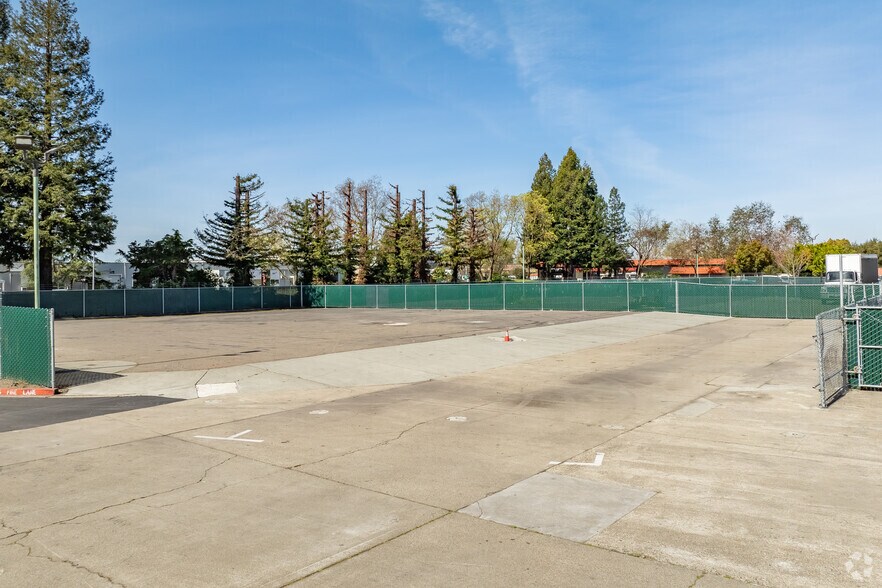 More Photos Of 210 Classic Ct, Rohnert Park Warehouse For Lease