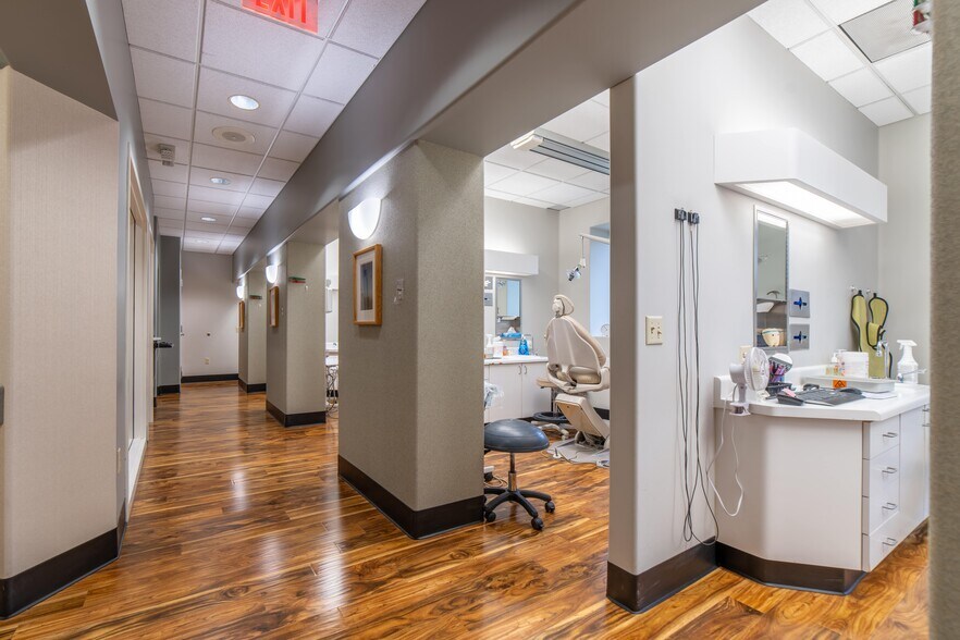 More Photos Of 100 Brevco Plz, Lake Saint Louis Medical For Lease