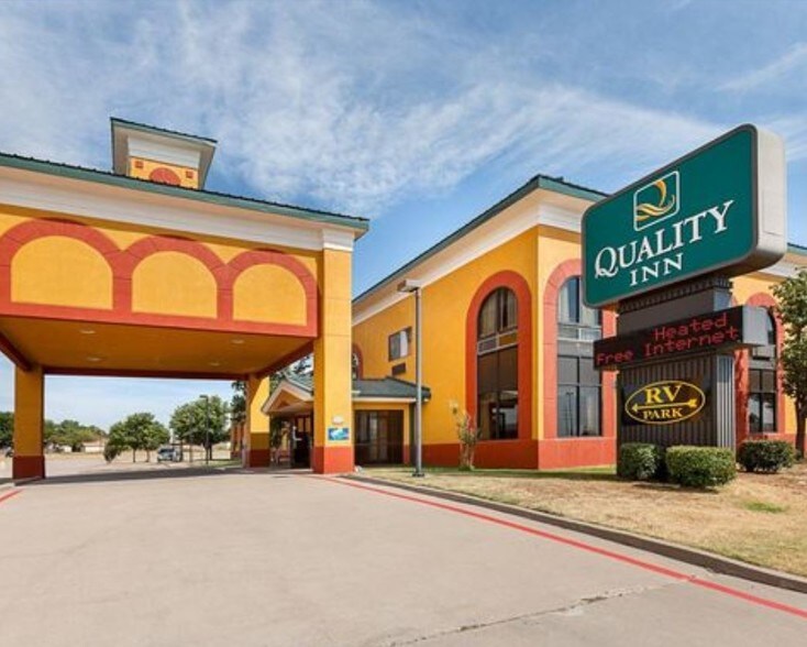 Primary Photo Of 2008 Avenue F NW, Childress Hotel For Sale