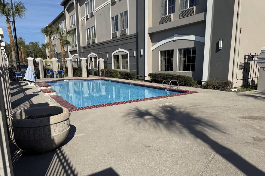 More Photos Of 5820 Walden Rd, Beaumont Hotel For Sale