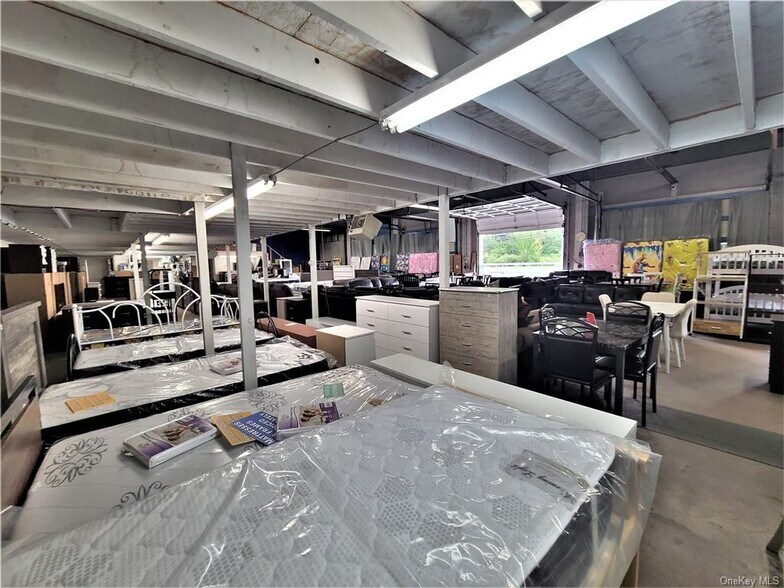 More Photos Of 186 E Broadway, Monticello Service For Sale