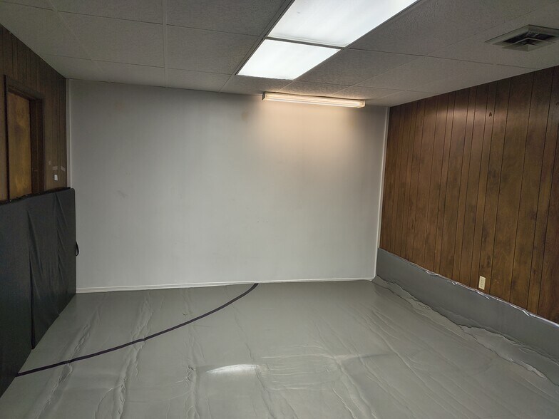 More Photos Of 15 NE 7th St, Madras Office For Sale