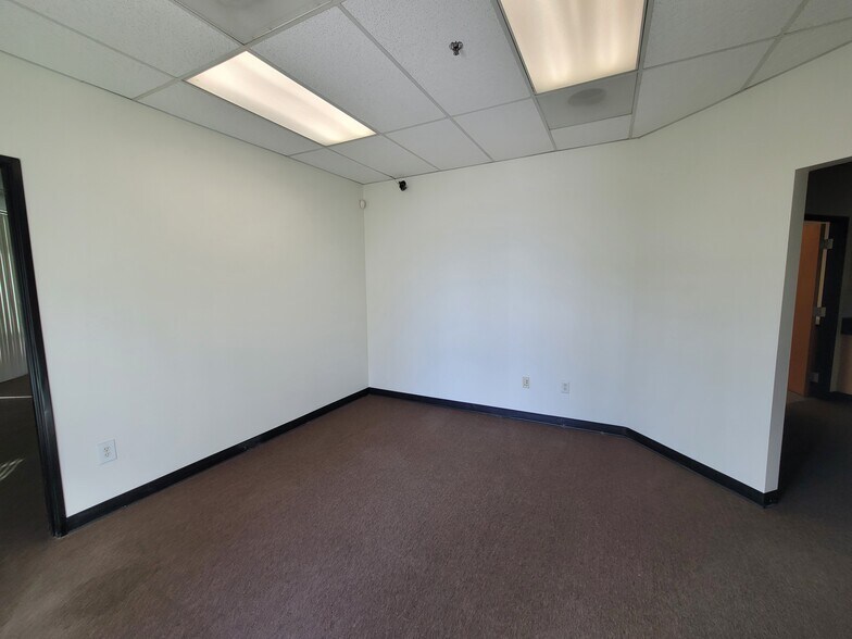 More Photos Of 800 S Rochester Ave, Ontario Warehouse For Lease