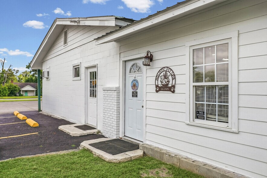 More Photos Of 450 Stephens St, Rochelle Storefront Retail Office For Sale