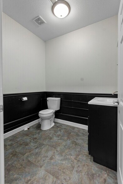 More Photos Of 2437 Myra Dr, Cape Girardeau Office For Sale