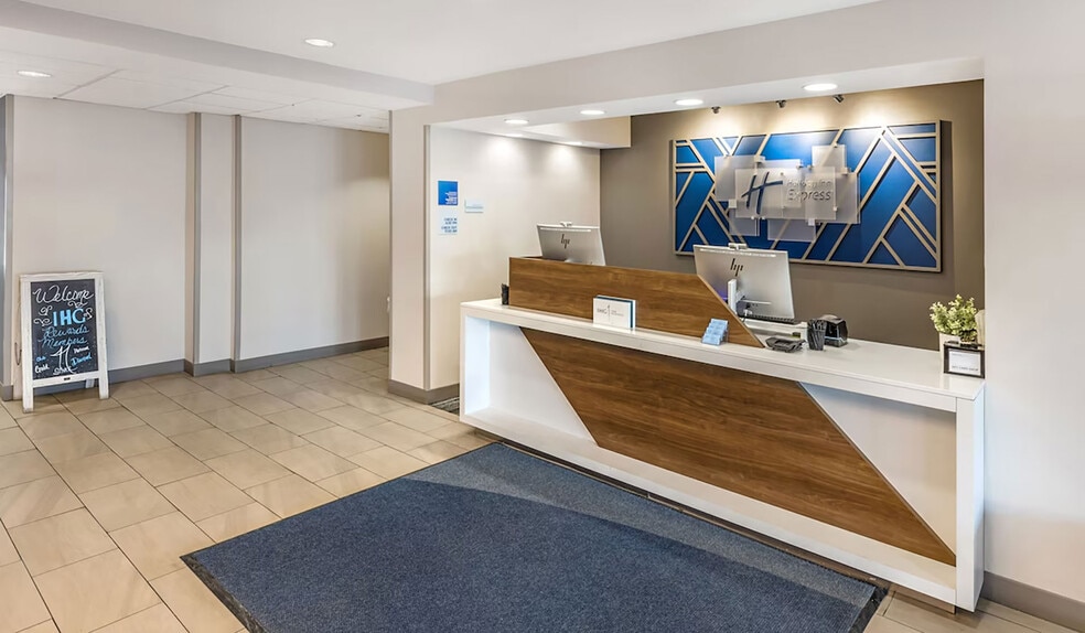 More Photos Of 13330 Cicero Ave, Crestwood Hotel For Sale