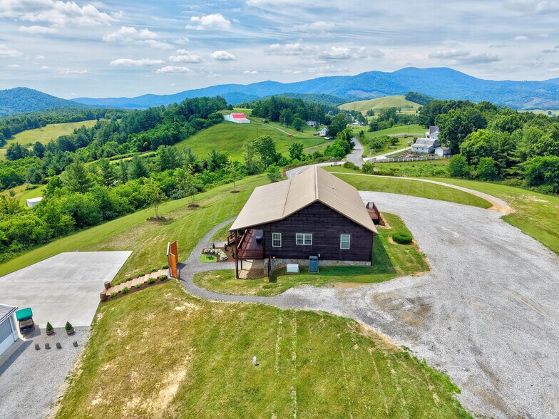 More Photos Of 639 Wagon Wheel Rd, Elk Creek Lodge Meeting Hall For Sale