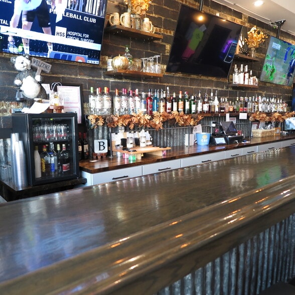 More Photos Of 139 E Walnut St, Oglesby Restaurant For Sale