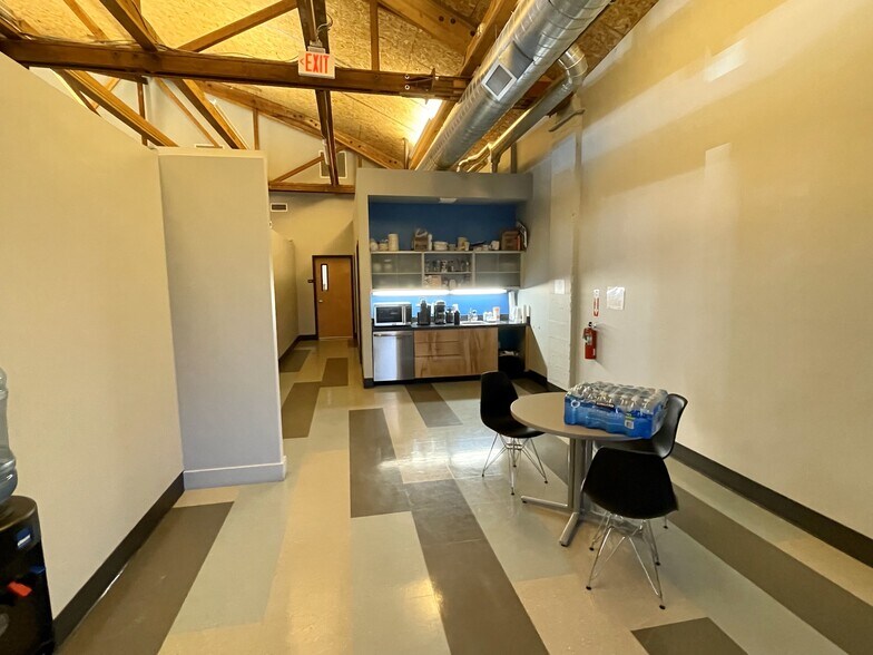 More Photos Of 2200 NW Savier St, Portland Flex For Lease