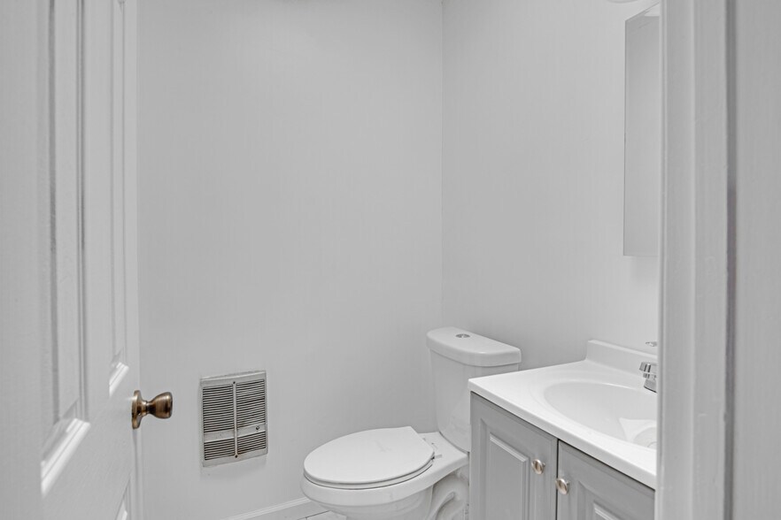 More Photos Of 2016 S Bedford St, Los Angeles Apartments For Sale