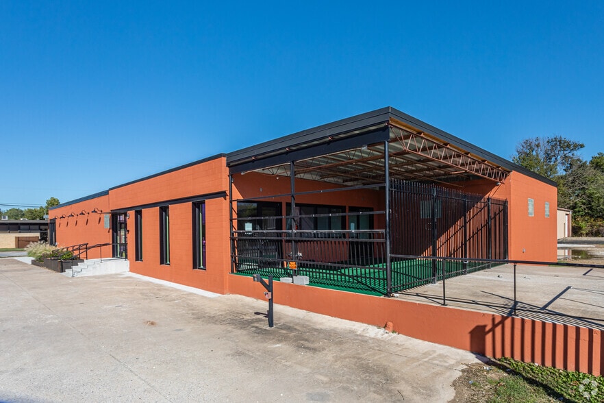 More Photos Of 617 E Emma Ave, Springdale Office For Lease