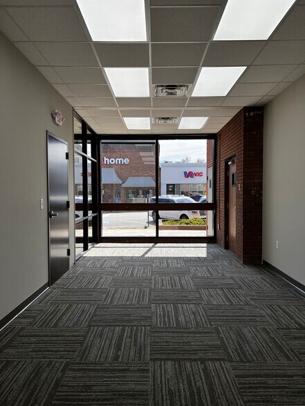 More Photos Of 320 W Main St, Wytheville Bank For Lease