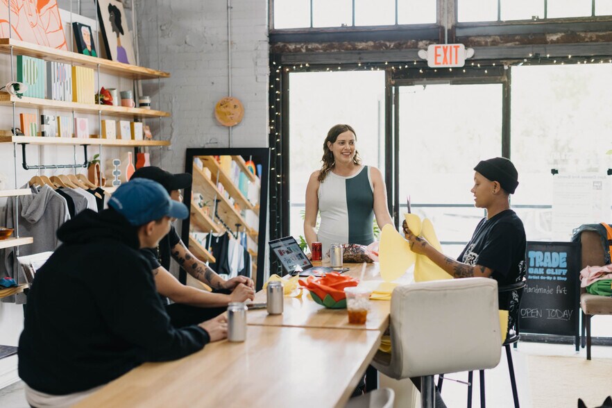 More Photos Of 1300 S Polk St, Dallas Light Manufacturing For Lease