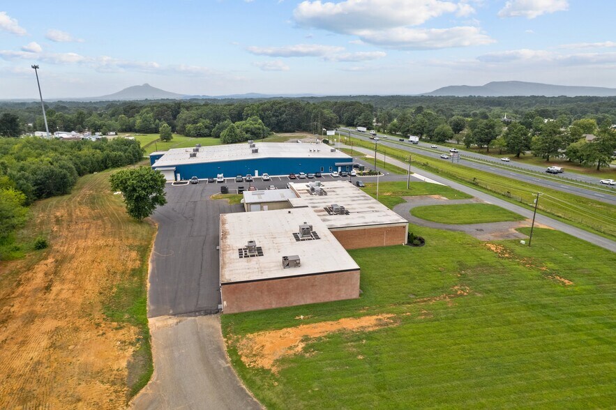 More Photos Of 157 Industrial Dr, King Warehouse For Lease