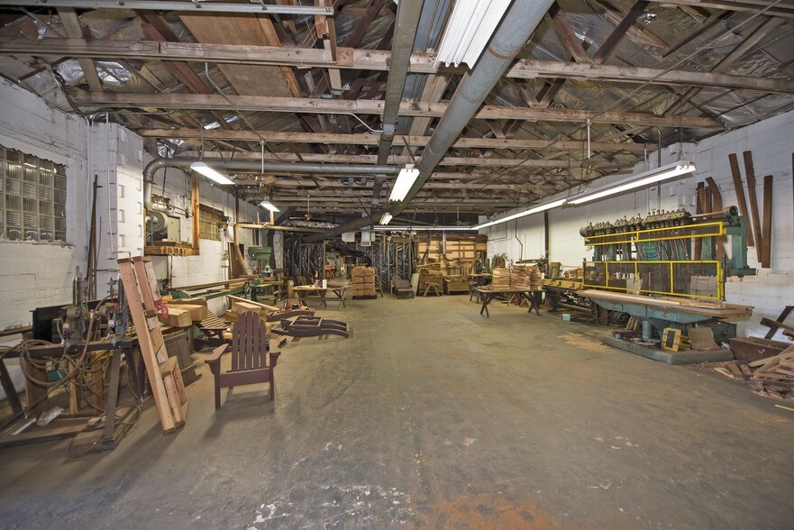 More Photos Of 2 Rossmore Ave, Central Islip Warehouse For Lease