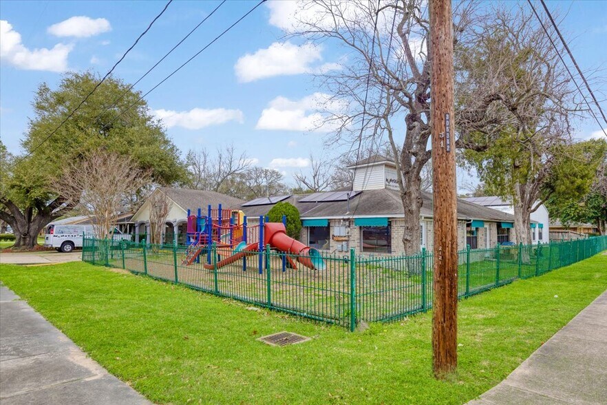 More Photos Of 2121 N Grand Blvd, Pearland Specialty For Sale