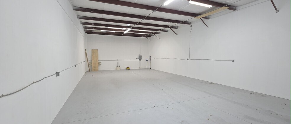 More Photos Of 1447 Rail Head Blvd, Naples Manufacturing For Lease