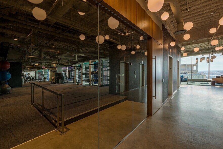 More Photos Of 550 W Jackson Blvd, Chicago Office For Lease