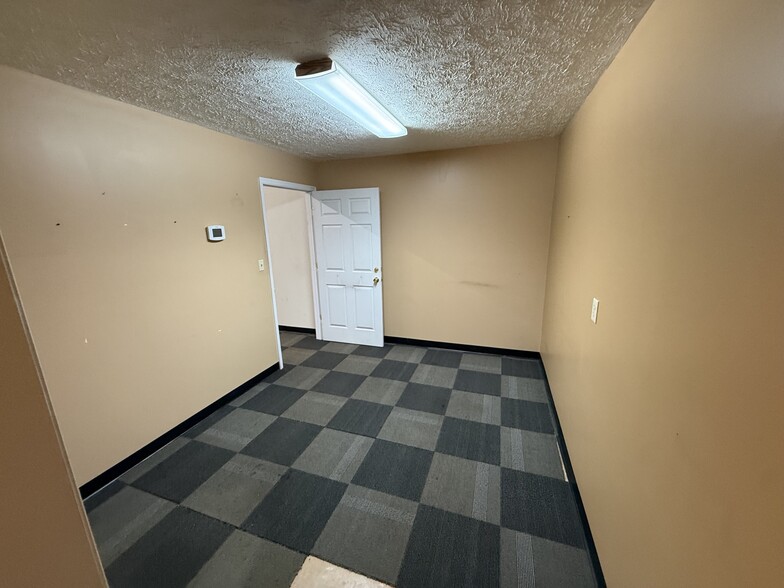 More Photos Of 1601 Spring Dr, Opelika Showroom For Lease