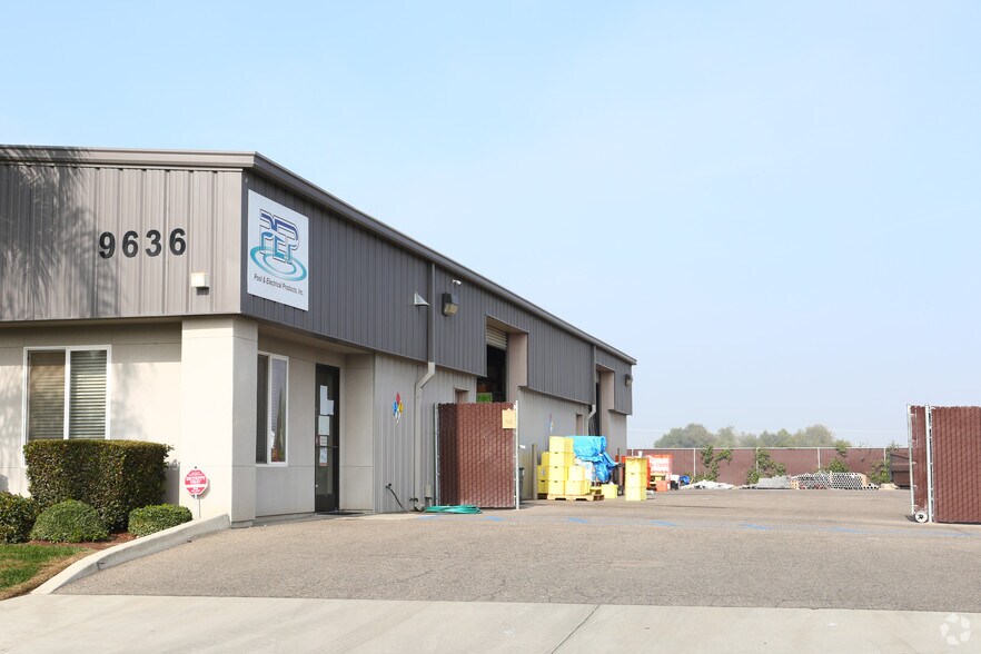 More Photos Of 9636 W Grove Ave, Visalia Showroom For Lease