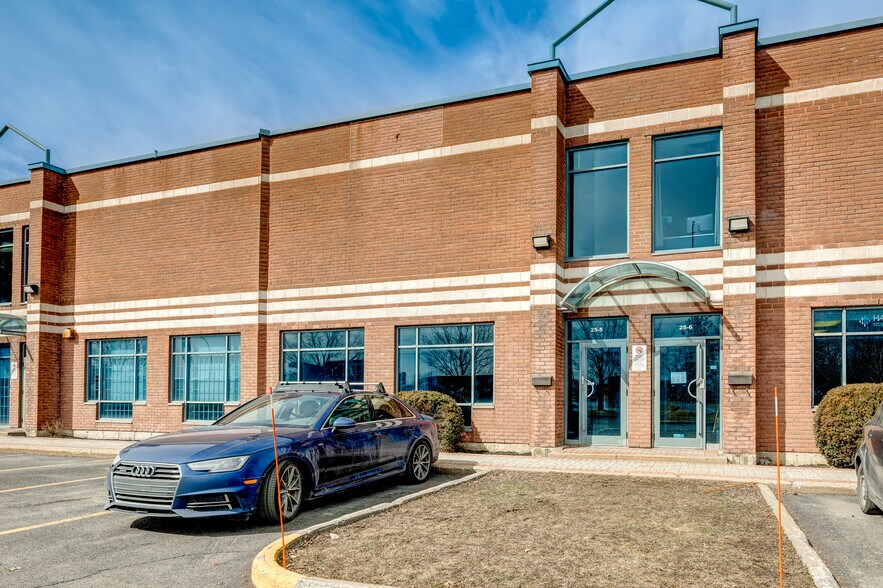 More Photos Of 25 Rue de Lauzon, Boucherville Light Distribution For Lease