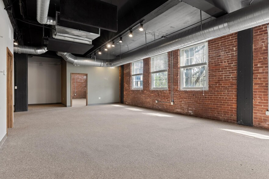 More Photos Of 407 Broad St, Chattanooga General Retail For Lease