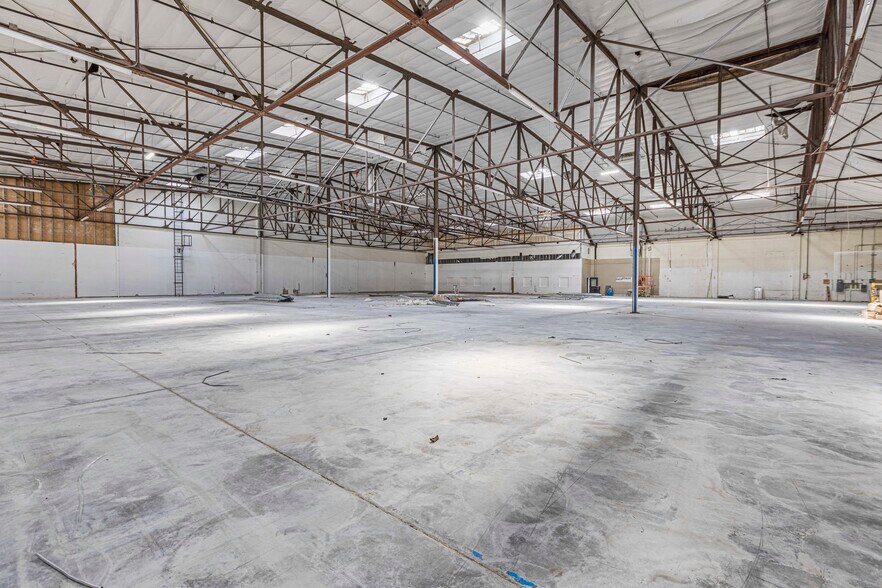 More Photos Of 4851 S Alameda St, Los Angeles Warehouse For Lease