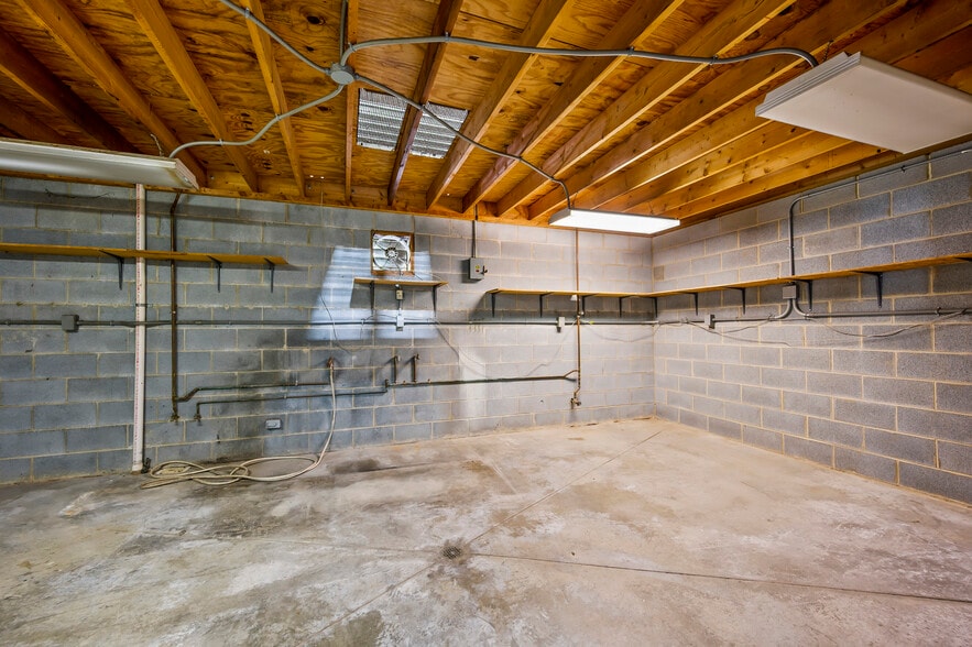 More Photos Of 2595 Viceroy Dr, Winston-Salem Warehouse For Lease