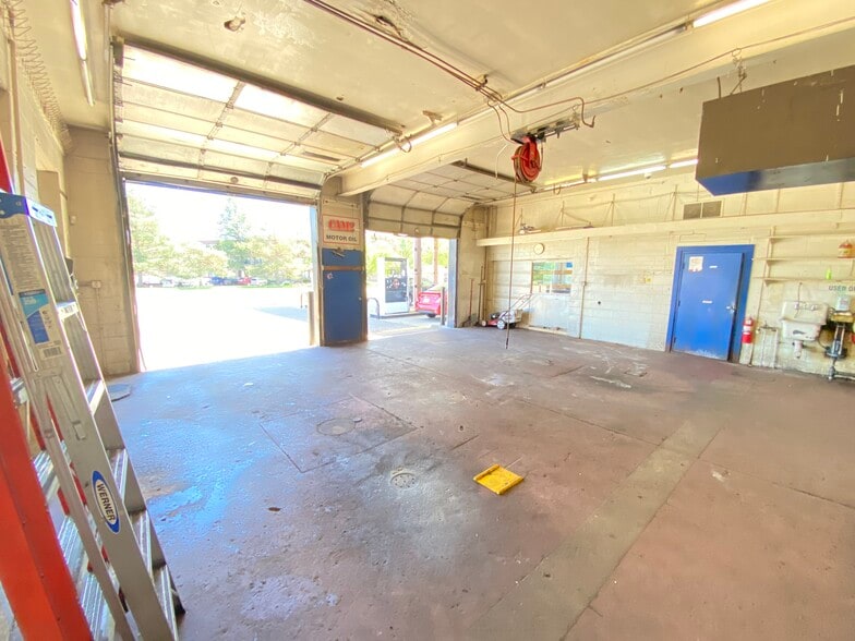 More Photos Of 1700 E Old Shakopee Rd, Minneapolis Auto Repair For Sale