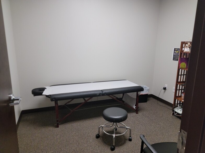 More Photos Of 2295 S Hiawassee Rd, Orlando Office For Lease